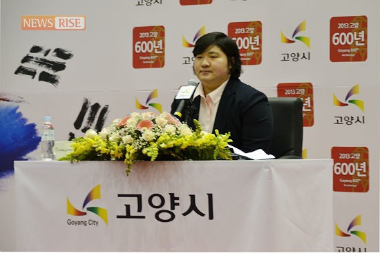 역도 선수 장미란이 은퇴 기자회견에 임하고 있다.