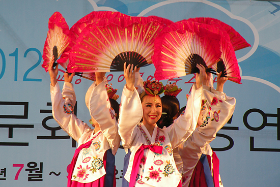 지난 2012년 7월 문화원 앞마당에서 펼쳐진 전통문화공연.