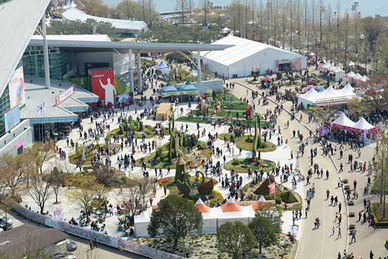 개막일(27일)을 포함, 주말을 맞은 관람객 11만여 명이 고양국제꽃박람회장을 찾았다.