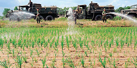 육군 1군단은 지난 해 경기 파주시 민통선 마을 일대에서 가뭄에 말라버린 논에 농업용수를 지원했다.