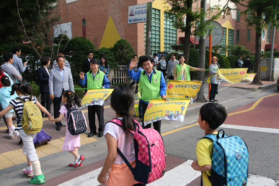 새정치민주연합 김진표 후보는 공식선거운동 첫날인 지난 22일 오전 7시30분 수원시 영통동 신영초등학교 앞에서 안철수 공동대표와 함께 아이들이 안전한 경기도 '어린이교통 안전 캠페인'을 펼치고 있다.