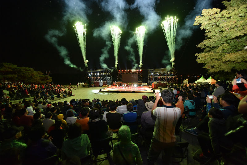 2014 고양호수예술축제 개막공연이 늦은 저녁 많은 고양시민들의 발길을 끌어 모으며 화려하게 펼쳐졌다.