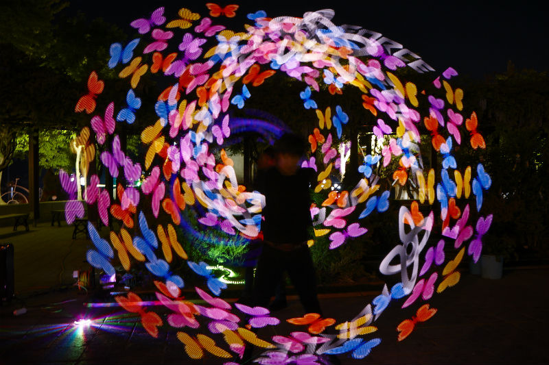 사진은 야간 개장한 꽃박람회장에서 ‘LED 마샬아트’ 공연이 펼쳐지고 있는 모습.
