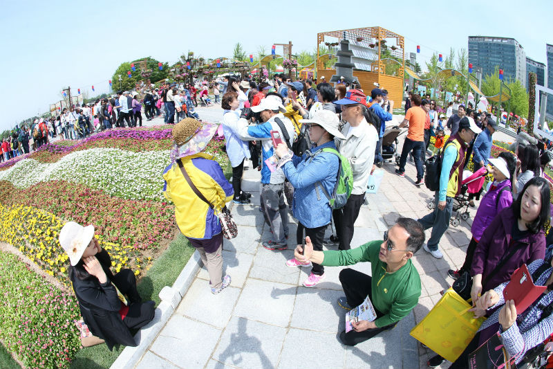 어린이날인 5일 고양시 호수공원에서 열리고 있는 2016 고양국제꽃박람회를 찾은 시민들이 꽃들의 향연을 만끽하며 황금연휴를 보내고 있다.