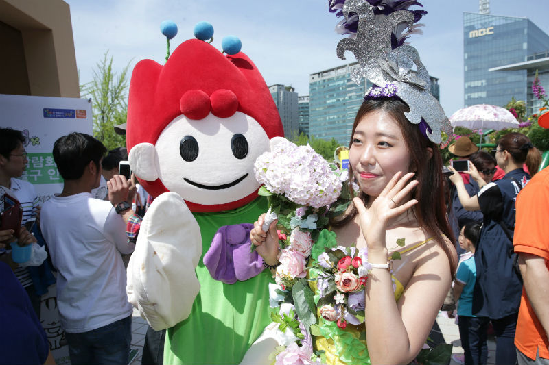 고양국제꽃박람회 마스코트 ‘코코’와 플라워 포토걸이 행사장을 다니며 관람객들과 함께 기념촬영을 하고 있다.