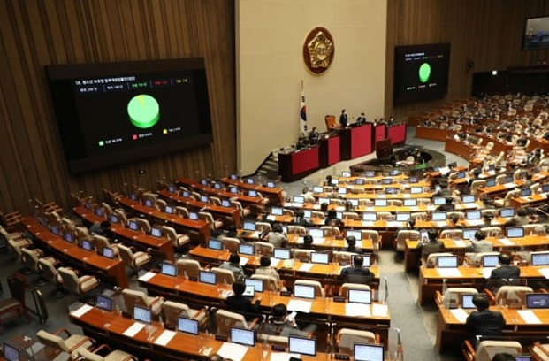 11일 국회에서 열린 본회의에서 청소년 보호법 일부개정법률안이 가결되고 있다.