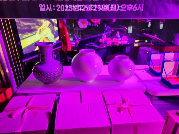 [사진: 대한민국을 빛낸 제1회 한국 도시정비인의 상, 부상(태광 박수재선생의 달항아리)]