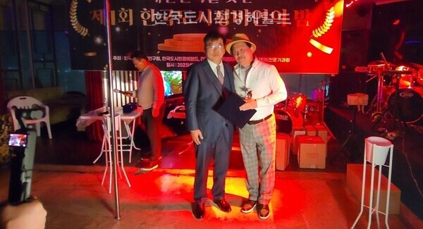 [사진: 베스트드레서 남자부문 건국대학교 미래지식교육원 1기 나성운원우 기념촬영]