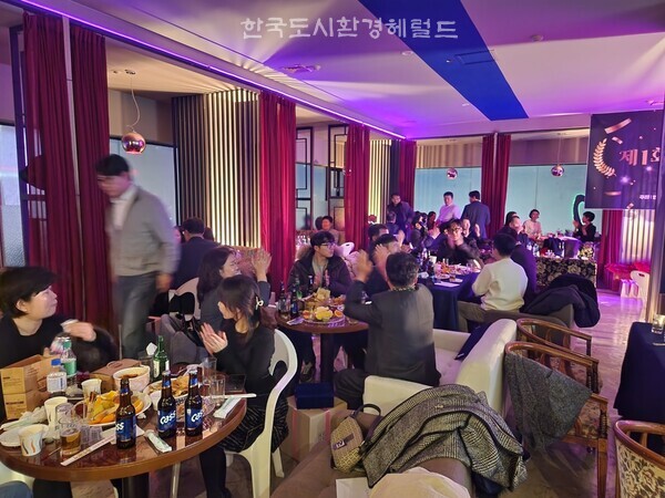[사진: 대한민국을 빛낸 제1회 한국도시정비인의 밤에 참석한 회원들의 환담이 이어진다.]