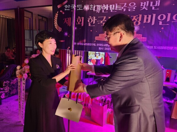 [사진: 건국대학교 미래지식교육원 도시정비 3기 진임정원우 생일축하 선물이 증정되고 있다]