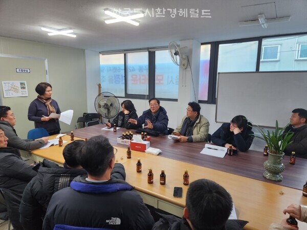 [사진: 면목동 10-2번지 일대 가로주택정비사업조합 사무장이 사업현황을 설명하고 있다.]