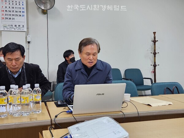 [사진: 탑마을 선경 김정수위원장이 고도제한 완화 의견을 전달하고 있다.]