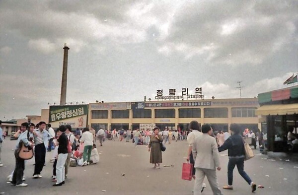 [사진: 70년대 청량리역 광장 모습, 동대문구 제공]