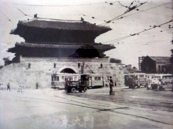 [사진: 해방기 전차와 동대문의 모습, 출처: 서울시 역사자료]