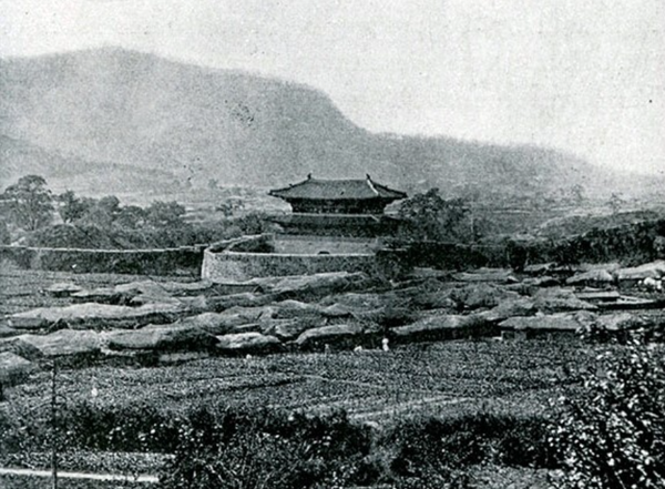 [사진: 1890년대 동대문과 그 주변의 모습, 출처: 서울시]