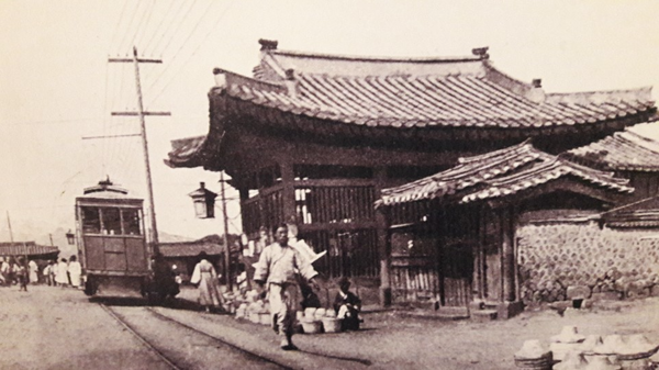 [사진: 최초의 청량리 전차역, 출처: 서울시 역사자료]