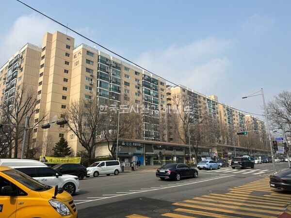   압구정 재건축 2구역인, 압구정 신현대아파트의 모습이다.