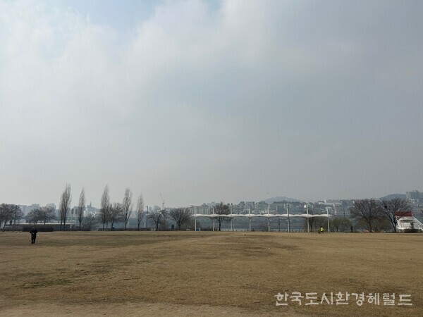 압구정동 미성아파트와 신현대아파트 사이길에 연결된 신사 한강공원의 모습